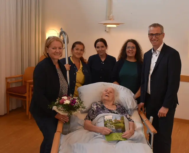 v.l.: Kunze Sylvia, Steinbichler Patricia, Schiefermaier Carina, OV Krifter Julia, Bürgermeister Johannes Heuras und Jubilarin Mostböck Adele.
 | Foto: privat