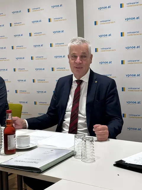 Als Finanzlandesrat geht für Kasser auch eine 30jährige Ära als Allhartsbergs Ortschef zu Ende. "Es gibt in Allhartsberg keinen Gehsteig, den ich nicht gebaut habe", scherz er. | Foto: Dietl-Schuller