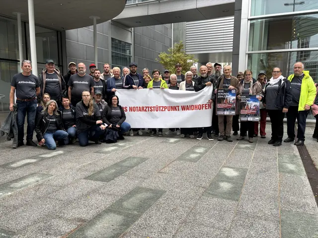 Stille Demo gegen die Schließung der 11 Notarztstandorte. | Foto: Tanja Handlfinger