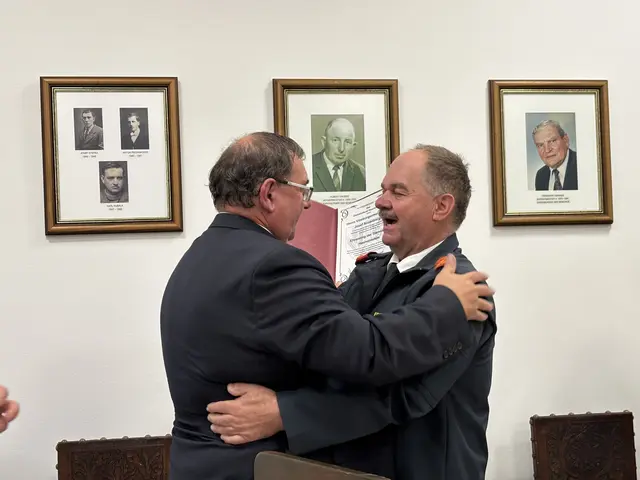 Bügermeister Luger Vizebürgermeister a.O. Josef Anzenberger bei der Übergabe des Ehrenrings der Gemeinde Haunoldstein. | Foto: Lina Chalusch