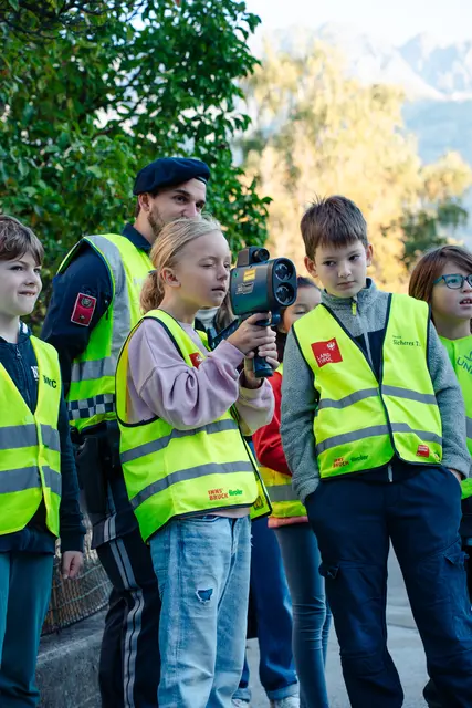 Schulkinder der VS Angerzellgasse machen erste Erfahrungen mit Fahrzeuggeschwindigkeiten rund um die Schule.  | Foto: Nils Lang
