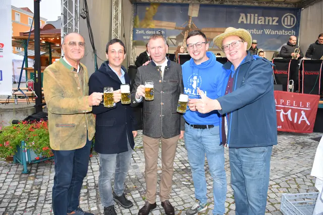 Ozapft ist mit Gallien Bräu Bier beim Retzer Weinlesefest. | Foto: Alexandra Goll