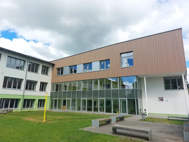 Das sanierte und neu gestaltete Schulgebäude in St. Oswald. Der Fokus des nun abgeschlossenen Projekts lag auf Nachhaltigkeit. | Foto: VS St. Oswald