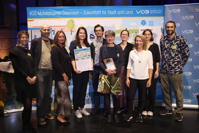 Bezirksvorsteherin Silvia Nossek (5. v. r., Grüne), Wiener-Linien-Geschäftsführerin Alexandra Reinagl (2. v. r.) und das Projektteam der Auto-Wette – mit Mitarbeiterinnen und Mitarbeiter der Wiener Linien.  | Foto: VCÖ/APA-Fotoservice/Leitner