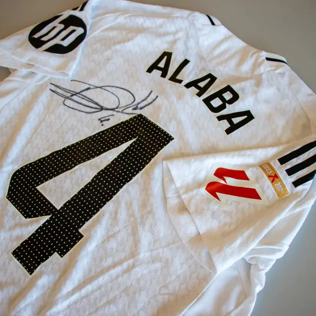 Unter anderem kommt ein signiertes Real Madrid-Trikot (Rückennummer 4) von Ausnahmetalent David Alaba unter den Hammer (Lot Nr. 5, Startpreis: 30 Euro). | Foto: SPRINGBAORD Wien