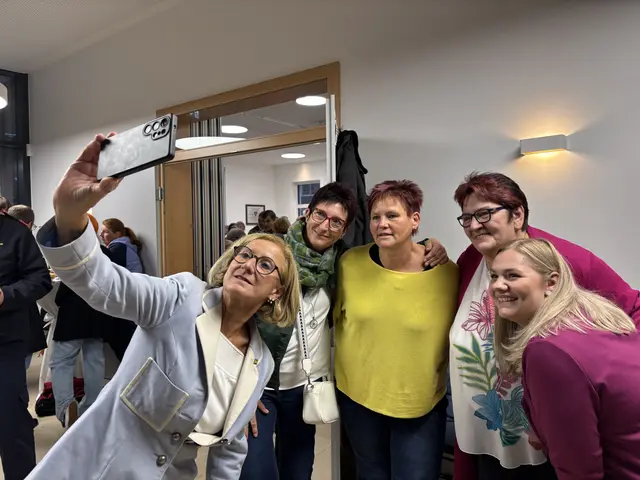 Mikl-Leitner mit Hochwasser-Helferinnen aus Haunoldstein