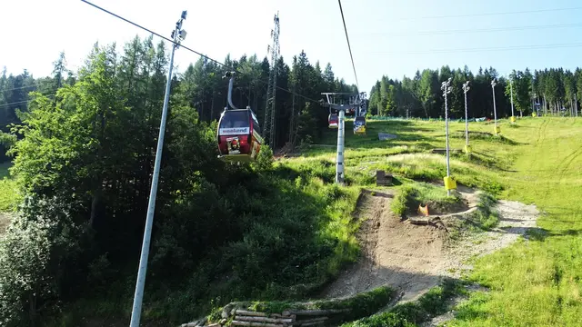 Mit der Gondelbahn hinauf auf den Hirschenkogel. ... | Foto: © Silvia Plischek