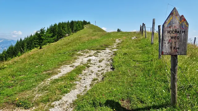Der Hochalmweg führt direkt hinauf zum Erzkogel, ... | Foto: © Silvia Plischek