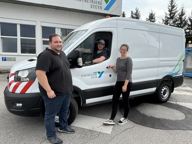 Abfallberater on Tour: Bernhard Steininger, Dominik Tischlinger und Katharina Freiberger sammeln in den Stadtteilen ReVital-Waren (v. li.). | Foto: kai
