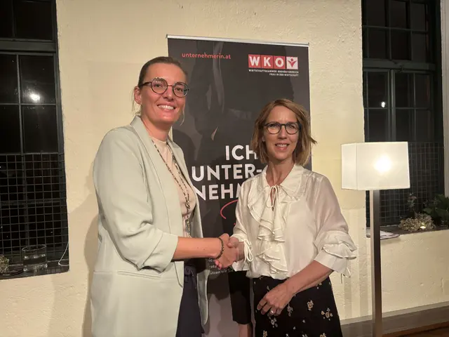 Bettina Wielach (rechts) übergibt nach zehn Jahren an Verena Ebenhofer. | Foto: MeinBezirk Perg/Köck