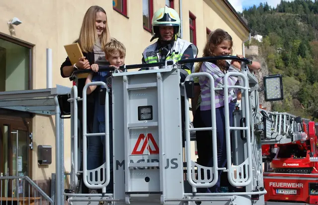 Mit der Drehleiter der Feuerwehr Trofaiach wurden die Kinder aus dem Obergeschoss der Volksschule evakuiert. | Foto: BFV Leoben/Tomsits