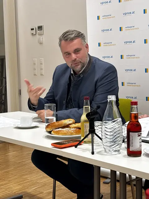 Haags Bürgermeister Lukas Michlmayr folgt auf Bernhard Ebner in den Landtag. Er bleibt Bürgermeister. "Das ist vor allem eine Frage der Terminkoordination. Viele Bürgermeisterkollegen machen es vor. Donnerstag ist künftig mein fixer St. Pölten-Tag", so Michlmayr. | Foto: Dietl-Schuller