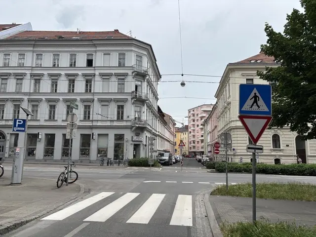 Der Querungsbereich der Conrad-von-Hötzendorfstraße auf Höhe Schießstattgasse soll im Zuge der geplanten Gleisarbeiten mit einer Ampelanlage versehen werden, vermutlich ab 2028.  | Foto: MeinBezirk