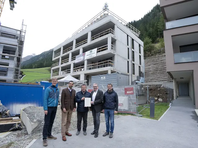 Firstfeier in Sölden (v.li.): Gebhard Til, BR Daniel Schmid, Bürgermeister Ernst Schöpf, NHT-Geschäftsführer Johannes Tratter und Bauleiter Martin Thurner. | Foto: NHT/Karg