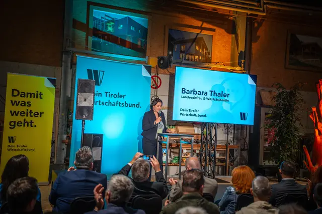 Landesobfrau und WK-Präsidentin Barbara Thaler berichtet über aktuelle wirtschaftspolitische Herausforderungen und Chancen. | Foto: Tiroler Wirtschaftsbund