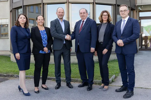 Brau Union-Vorstandsvorsitzender Hans Böhm beim Handshake mit Linz AG-Generaldirektor Erich Haider (Bildmitte, re.). | Foto: Cityfoto
