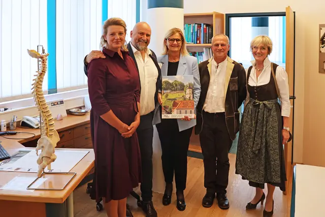 Margarete und Markus Hochegger und Bürgermeisterin Susanne Kaltenegger mit Norbert und Iris Berner bei der offiziellen Ordinationsübergabe. | Foto: Stadt Bruck