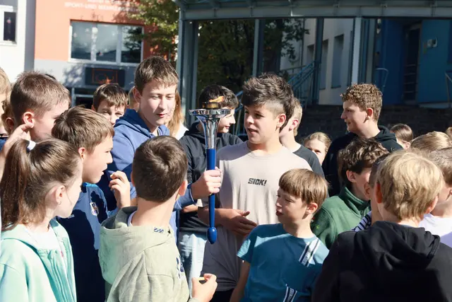 Im Hof des Matreiers Schulzentrums wurde die Friedensfackel weitergeben. | Foto: MS Matrei
