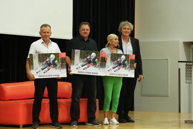 Bildgeschenke für Vertreter der Skigebiete Schieferwiese, Brunnalm und Lammeralm. | Foto: Polansky