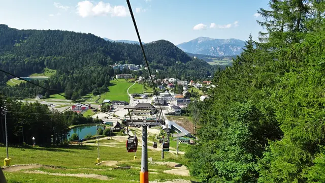 ... auf den Kurort Semmering und die umgebenden Berge. ... | Foto: © Silvia Plischek