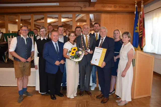 Bezirkshauptmann Dr. Markus Peham, Pater Bernhard, Bürgermeister Franz Mold, GfGR Christian Wally, Roswitha Schaden, GfGR Gerhard Grünbeck, Bürgermeister Josef Schaden, GfGR Andreas Holzmüller, Vizebürgermeister Günther Prinz, GfGR Sandra Krecek, GfGR Martina Honeder | Foto: Gemeinde