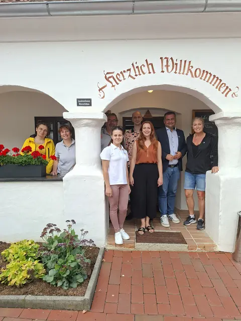 Arkadenheuriger Bad Tatzmannsdorf: Lesya Loyko, Mariana Misyk, Thomas Böhm, Mariia Lalo, Kyrylo Loiko, Nina Peischl, Bgm. Stefan Laimer, Therese Wilhelmsson  | Foto: RURACTIVE