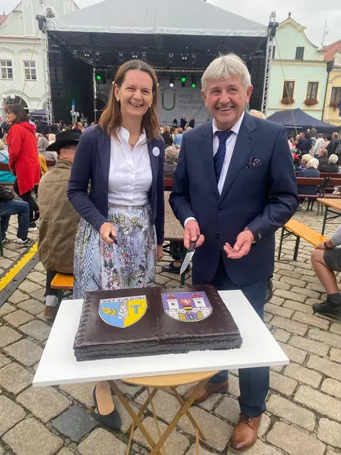 Bürgermeisterin Kerstin Suchan-Mayr überbrachte als Geschenk eine Geburtstagstorte aus St. Valentin, die gemeinsam mit dem Bürgermeister von Pelhřimov Ladislav Med direkt am Hauptplatz angeschnitten und an die Festbesucher:innen verteilt wurde.
| Foto: Stadt St. Valentin