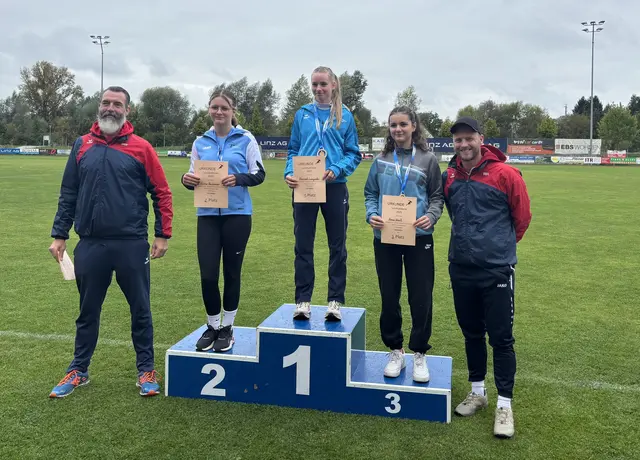 Siegerehrung Mädchen U14: Hannah Langeder (1.), Elena Heilmann (2.), Anna Knoll (3.). Am Bild mit Organisator Florian Dollhäubl (rechts) und Guido Axmann, beide von der Mittelschule Mauthausen. | Foto: Florian Dollhäubl