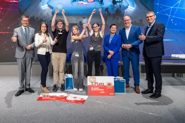 Die Sieger mit den Gratulanten v. l.: Wirtschafts-Landesrat Markus Achleitner, WKOÖ-Vizepräsidentin Lisa Sigl, Philipp Simmer (2. Platz), Marlene Hofmann (1. Platz), Lara Aistinger (3. Platz), Sigrid Burkowski, Vorstandsdirektorin der Raiffeisenlandesbank OÖ, WKOÖ-Direktvorstellvertreter Friedrich Dallamaßl und Spartenobmann Martin Sonntag (v. li.). | Foto: Cityfoto