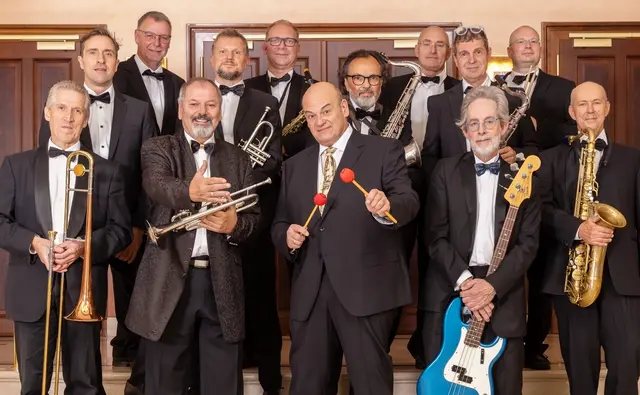 Gerhard Aflenzer und seine Broadway Big Band rollen dem Swing im Wiener Konzerthaus den roten Teppich aus. | Foto: Charly Steiner