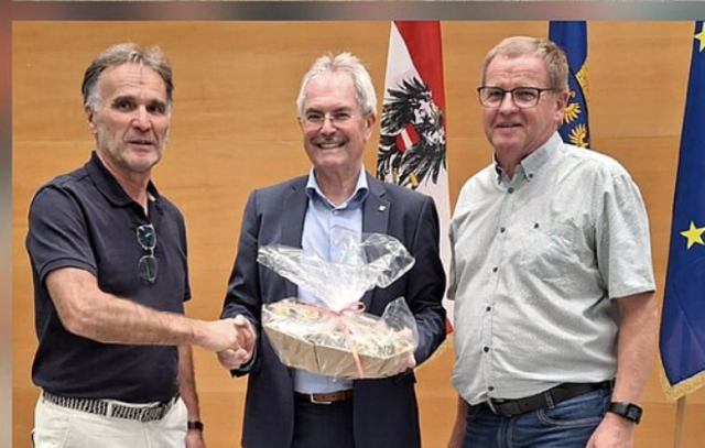 Obmann Karl Pfeiffer und Organisations-Referent Werner Weber gratulieren Karl Wilfing zum Geburtstag | Foto: NÖ Senioren