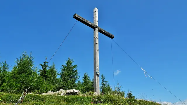 Gipfelkreuz Erzkogel (Seehöhe 1504 m) ... | Foto: © Silvia Plischek