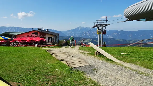 ... beim Liechtensteinhaus. ... Auch Mountainbiker sind bei Schönwetter gerne unterwegs. | Foto: © Silvia Plischek