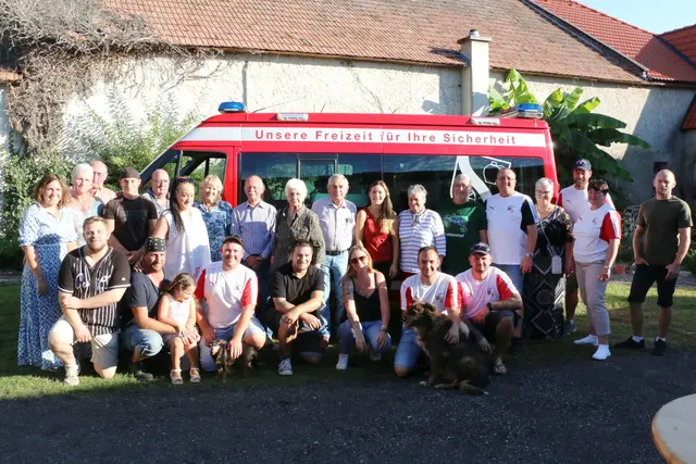 Familie Mittenhuber, Ehrenlandesfeuerwehrrat Josef Thallauer mit den burgenländischen Feuerwehrleuten. | Foto: Ö-News/ Florian Öllerer