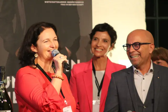 Die Stellvertretenden-Vorsitzenden Elisabeth Medel und Christina Pilsl mit Moderator Max Mayrhofer. | Foto: MeinBezirk Perg/Köck