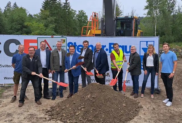 Gerhard Koller, Hannes Mak, Hermann Srienz und weitere Gemeinde- und Projektmitwirkende bei der Spatenstichfeier zur neuen Müllnerner Brücke, die in Kürze fertiggestellt werden soll. | Foto: Gemeinde Sittersdorf