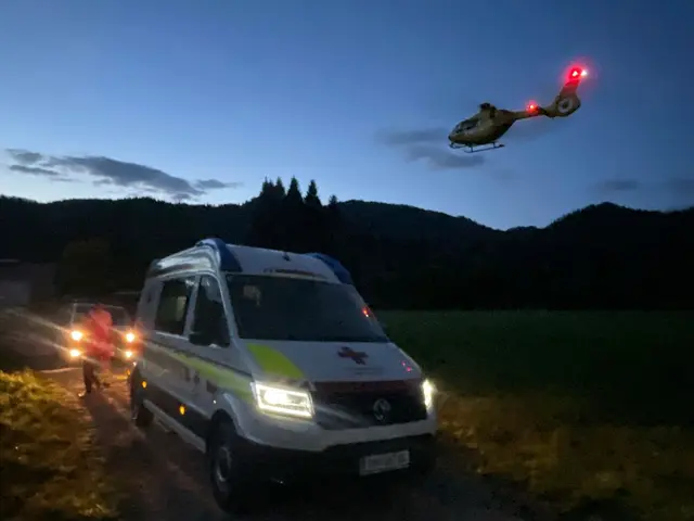 Der Notarzthubschrauber brachte den Schwerverletzten ins Krankenhaus. | Foto: Rotes Kreuz Mariazellerland/Weißenbacher