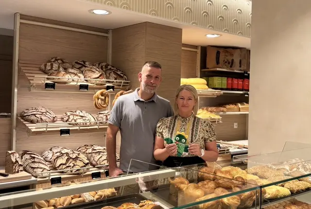 Daniel Schwaiger-Tengg und Bianca Tengg bei der Wiedereröffnung vom Geschäft.  | Foto: Mein Bezirk / Leonie Herrmann