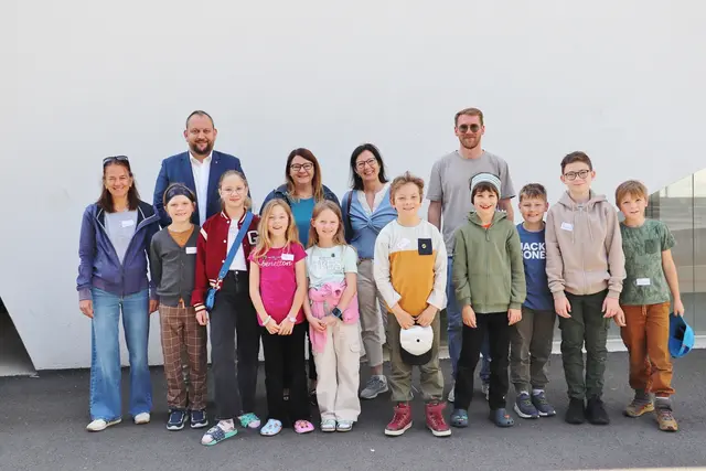Bgm. Christoph Grassmugg, GK Claudia Winter und GR Franziska Trippl-Jahrbacher mit dem Kindergemeinderat Wildon sowie Daniela Köck (l.) und Martin Penz (r.) von "beteiligung.st" | Foto: Edith Ertl