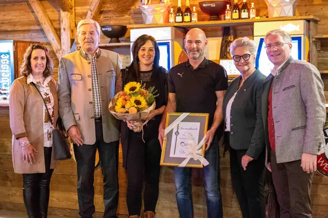 Fleischermeister Konrad Pfandl erhielt die Ehrungsurkunde für 30 Jahre kulinarische Tradition und Bratwurst-Genuss am Wiesenmarkt. | Foto: Stadt St. Veit