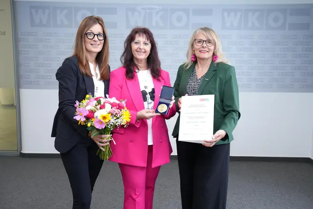 Fachgruppengeschäftsführerin Marlene Wiedenhofer, Preisträgerin Martina Mohapp und Landesinnungsmeisterin Michaela Eckhardt. | Foto: WKB