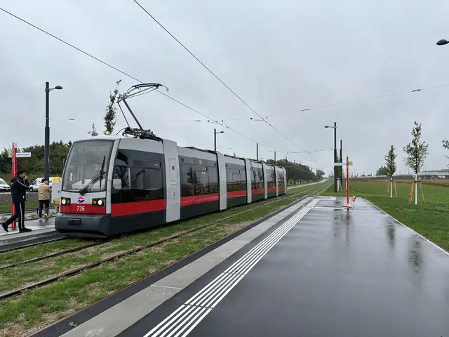 Der 27er fährt durch die künftige Hirschstettner Hauptallee, in der auch Platz für Zufußgehende und Radlerinnen sowie Radler, aber nicht für Autos ist.  | Foto: Luise Schmid/MeinBezirk