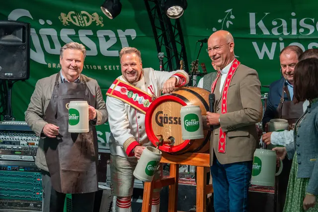 "O’zapft is!" – Bürgermeister Michael Ludwig und Wiesn-Kaiser Johann I., eröffneten gemeinsam mit   Dompfarrer Toni Faber und Bezirksvorsteher Alexander Nikolai die Wiener Kaiser Wiesn 2025. (v.l.) | Foto: Valentina Marinelić/MeinBezirk