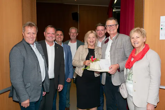 Thomas Perz (2.v.r.) im Kreis der Gratulanten der Gemeindevertreter. | Foto: Santrucek