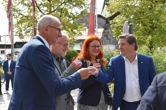 Ein Schnapserl auf das neue Bildungszentrum: Landeshauptmann Anton Mattle, Bürgermeister Reinhold Flörl, Landesrätin Cornelia Hagele, LA Peter Seiwald (v. li.). | Foto: MeinBezirk/Johanna Bamberger