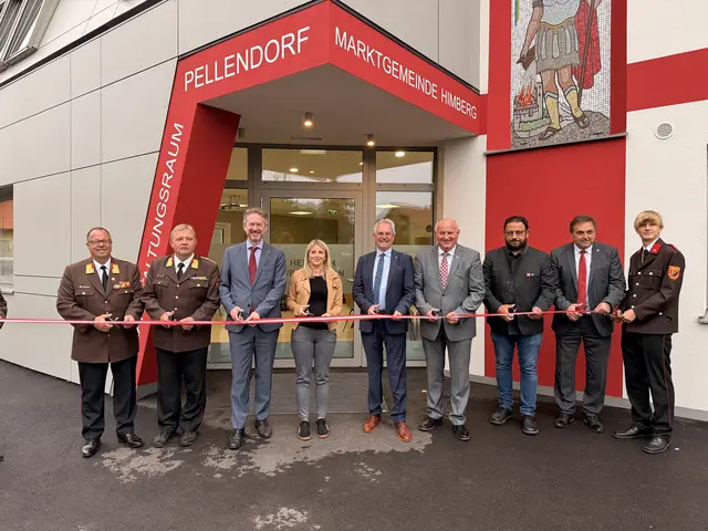 Der Zubau, welcher einen Veranstaltungsraum und neue Räume für die Feuerwehr beinhaltet, wurde von den anwesenden Ehrengästen eröffnet. | Foto: Alexander Paulus