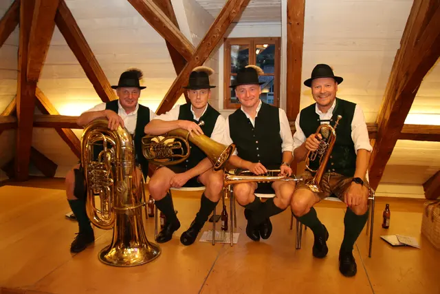 Die Strobler Bläser eröffneten den volksmusikalischen Abend.