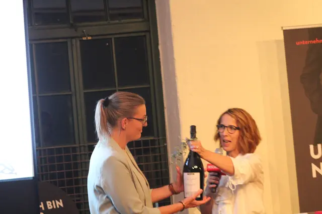 Netzwerkabend "Frau in der Wirtschaft" – Übergabe | Foto: MeinBezirk Perg/Köck