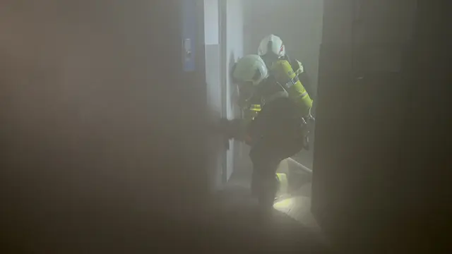 Eine 86-Jährige habe aufgrund starker Rauchentwicklung aus ihrer Wohnung geborgen werden müssen. (Symbolfoto) | Foto: MeinBezirk.at