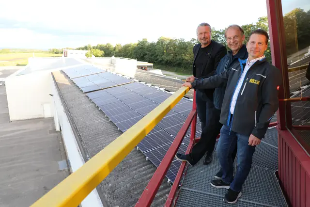 v.li.n.re.: Bürgermeister Peter Molnar, USFC-Obmann Martin Mörtinger und maxx-Geschäftsführer Markus Huber präsentieren die große PV-Anlage auf den Dächern des Flugplatzes Krems-Langenlois | Foto: Stadt Krems